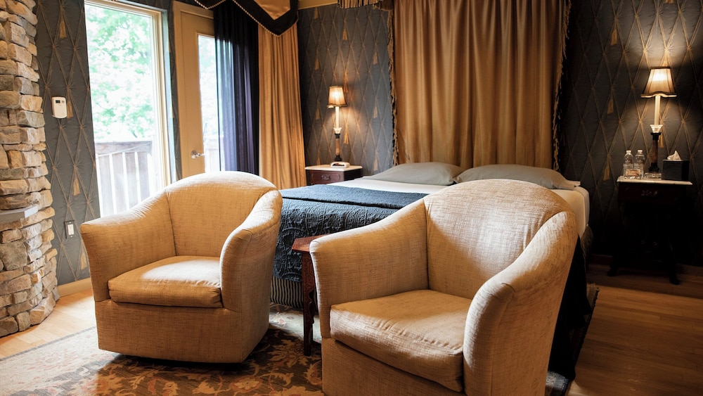 Twin Pine Manor Bed & Breakfast