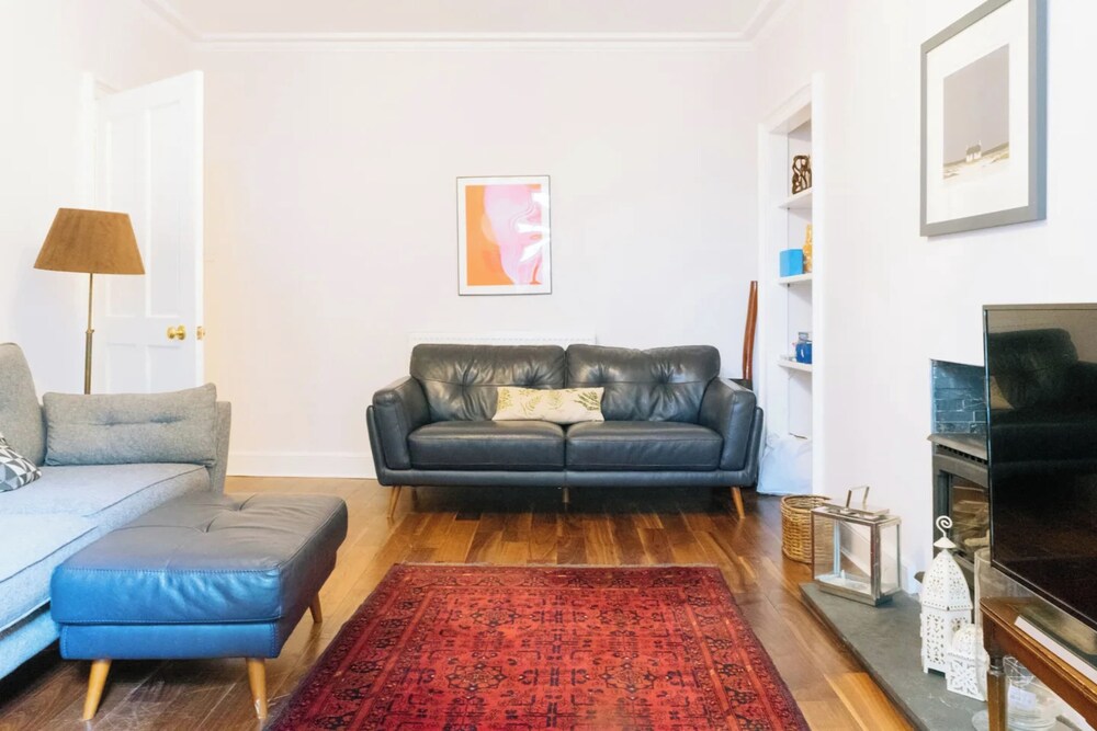 Spacious & Welcoming 2BD Flat - Edinburgh view 3