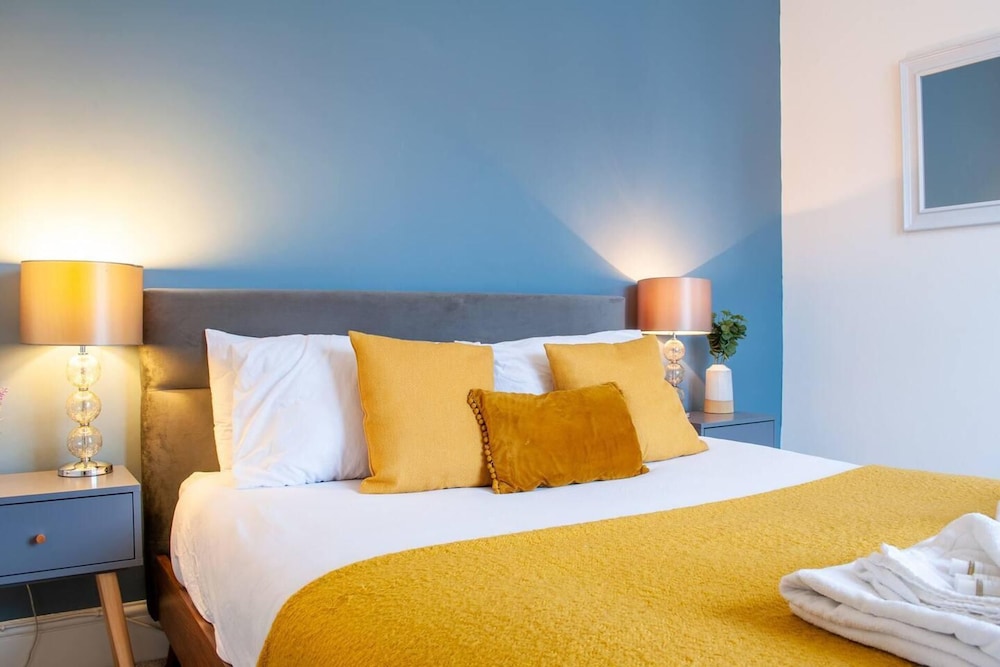 Apartment Ideal for Hospital by Nest Stays view 2