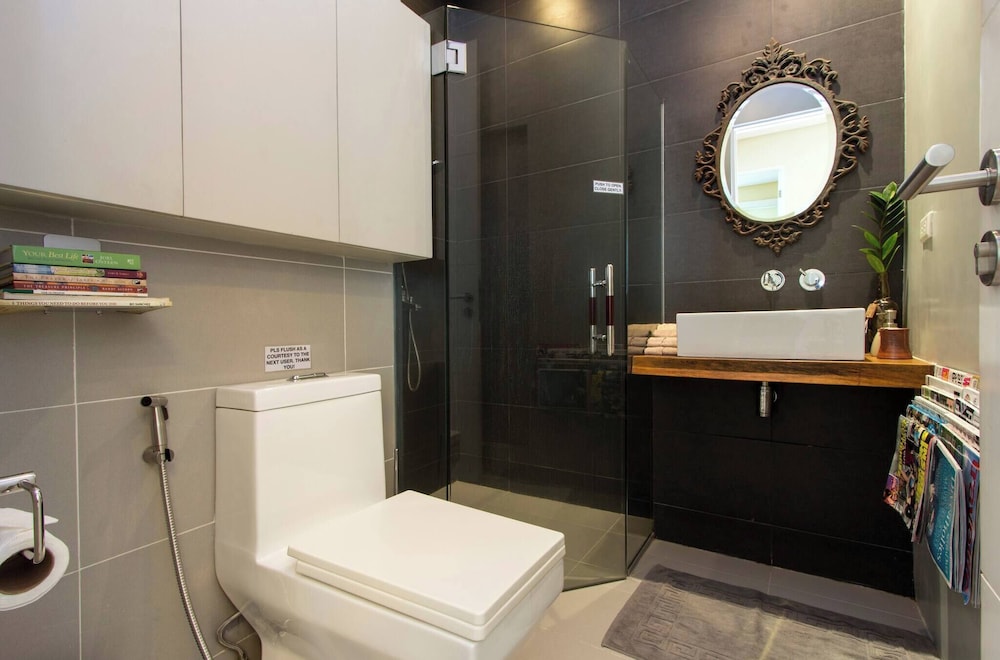 Elegant 2BR Apartment in Upscale Fort BGC Fast Wifi
