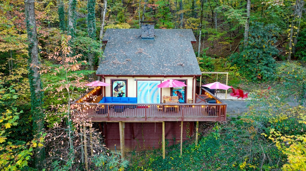 Bear Creek Lodge and Cabins in Helen Ga - Pet Friendly, River on Property, Walking Distance to downtown Helen