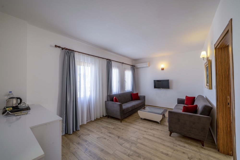 Queen Boutique Hotel - Image 77