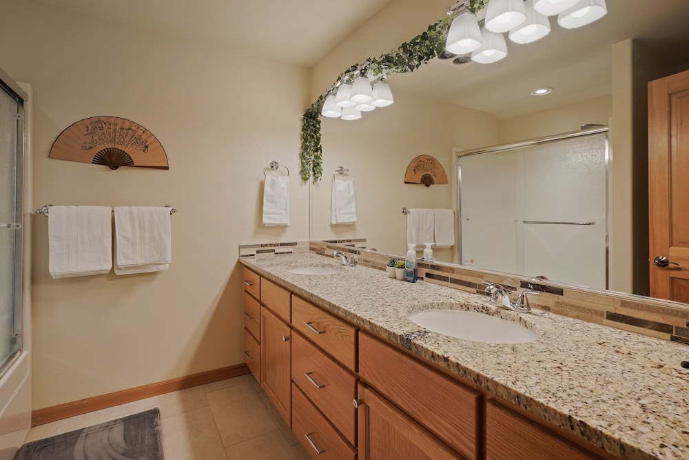 Family-Friendly Dara Oaks Home with Private Hot Tub and BBQ on the Deck by RedAwning
