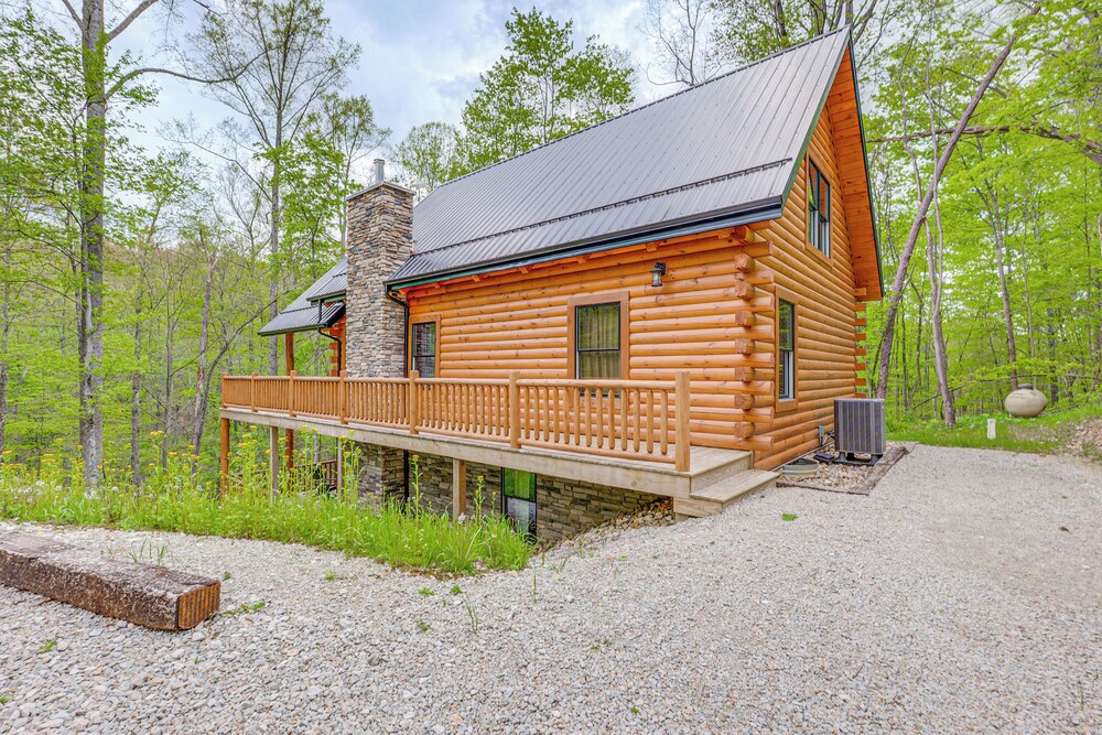15 Mi to Hocking Hills: Secluded Cabin w/ Hot Tub