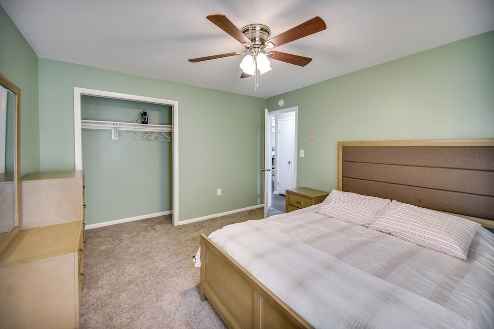 < 1 Mi to Beach! Quaint Norfolk Duplex w/ Yard