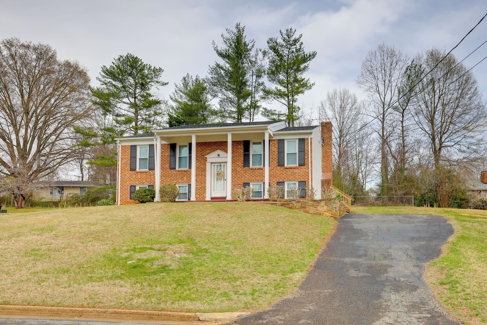 1 Mi to Dtwn Lynchburg: Charming Family Home!