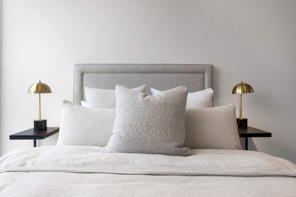 Luxuria Apartments - Collins House
