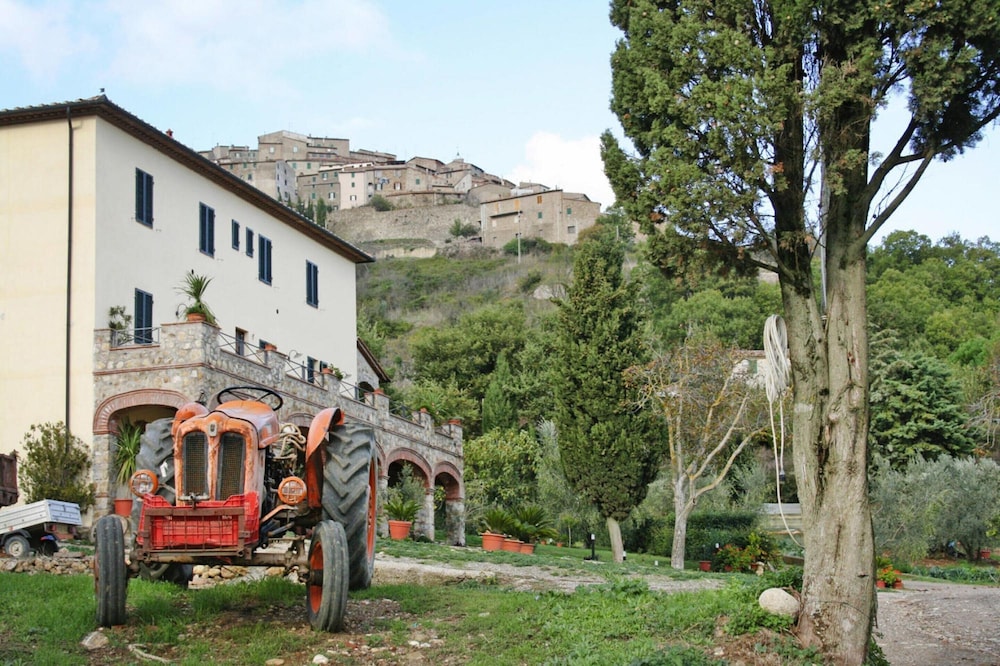 Country House in Tuscany With Panoramic Views