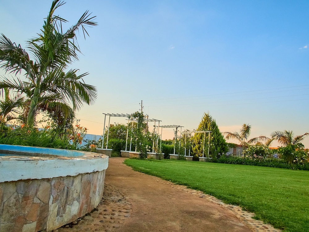 Bradley Gardens Lodge view 3