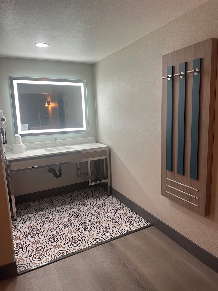 Super 8 by Wyndham Oceanside Downtown
