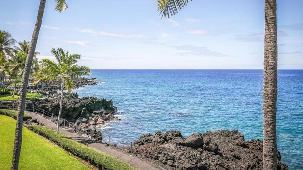 Oceanfront Penthouse With Sunset Views, A/C and Wraparound Lanai! - Vrkcv