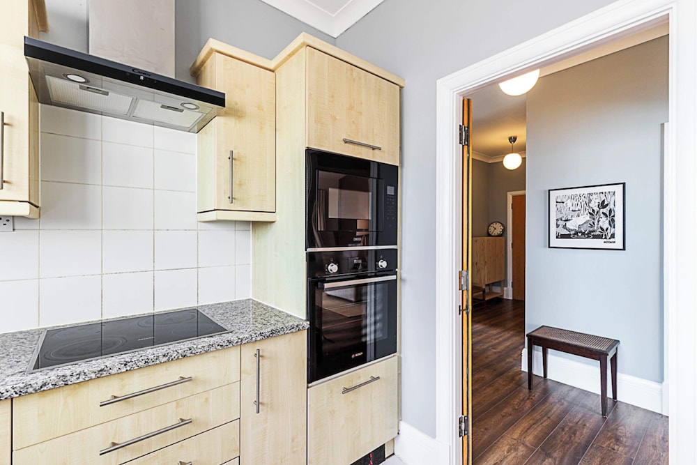 Bright and Stylish Riverside Haven in Canary Wharf