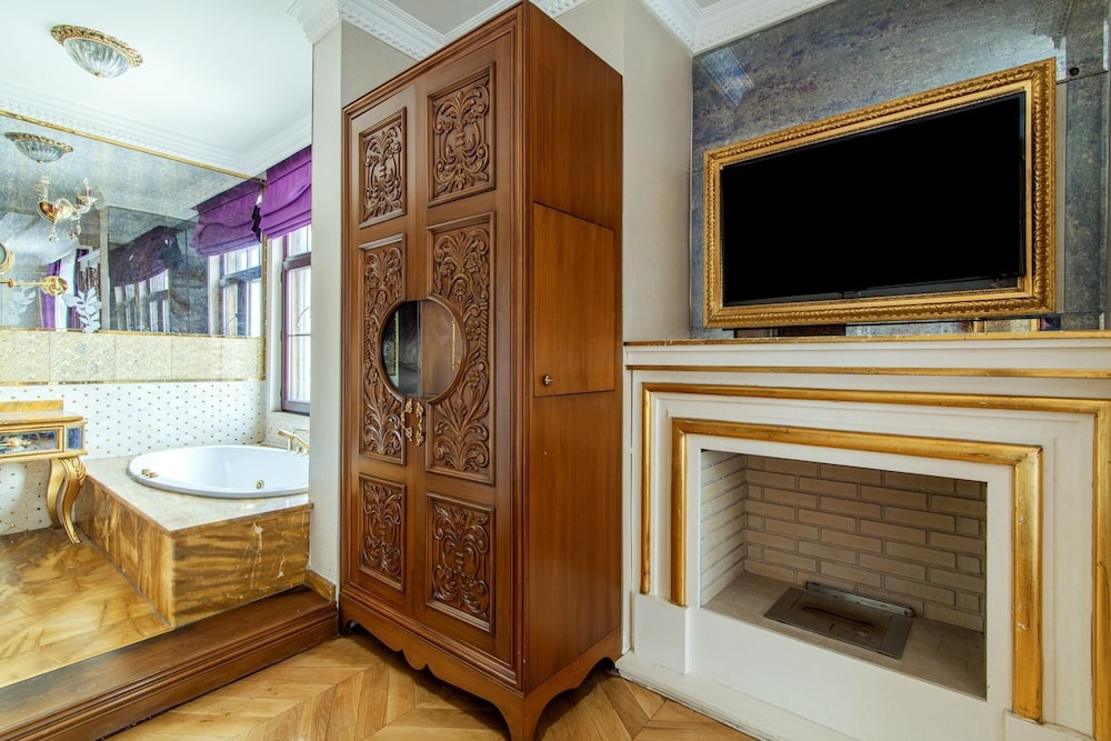 Hotel Room in Historic Mansion in Beylerbeyi