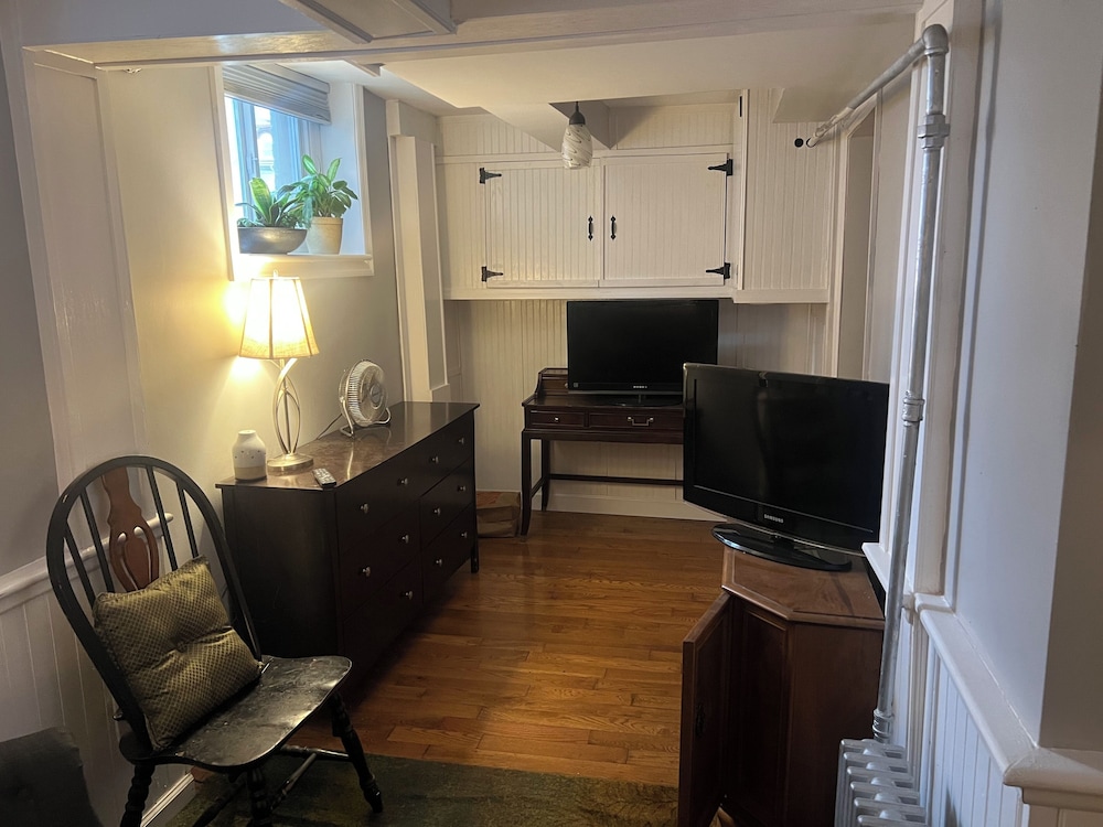 2 Br Victorian Apt 2800 sq ft 2 Floors With Full Kitchen 2 Baths and Laundry