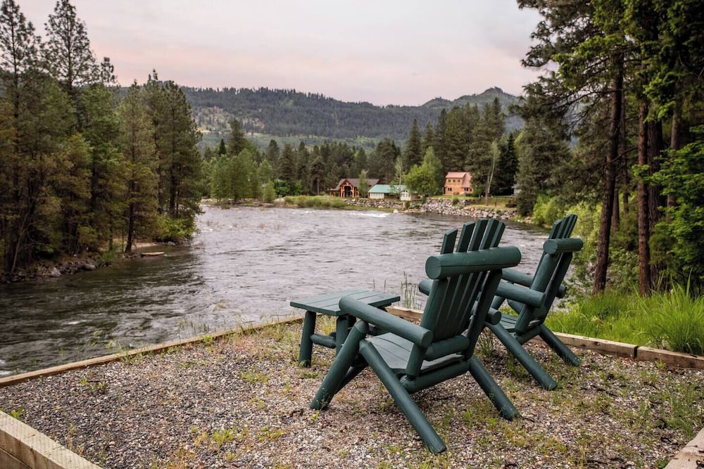 All Seasons River Inn