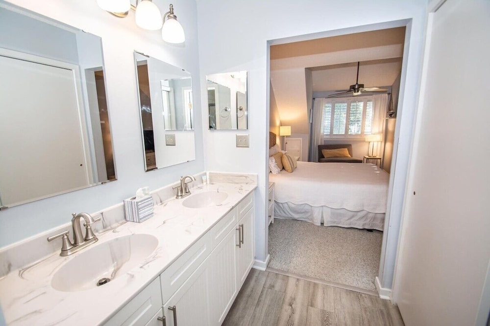 West Hyde Park 2e 2 Bedroom Condo