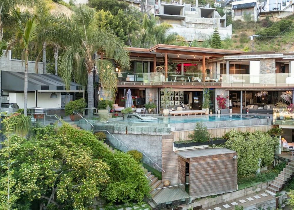 Villa Kaleida - Sleek Modern Sunset Villa With Eclectic Style & Infinity Pool