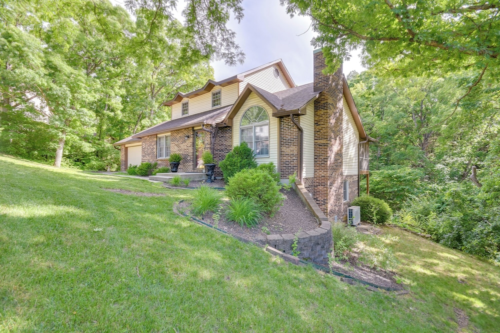 3 Mi to Dtwn Jefferson City: Family Home w/ Deck