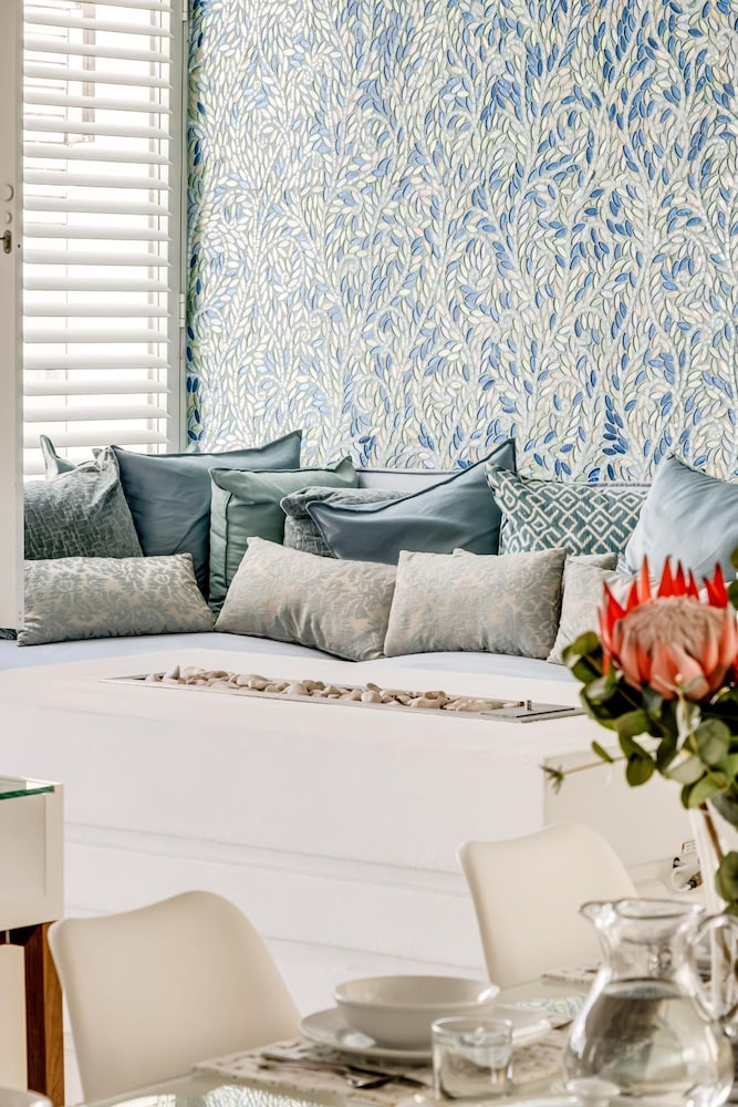 Villa Bleu Blanc in Camps Bay With Pool and Views