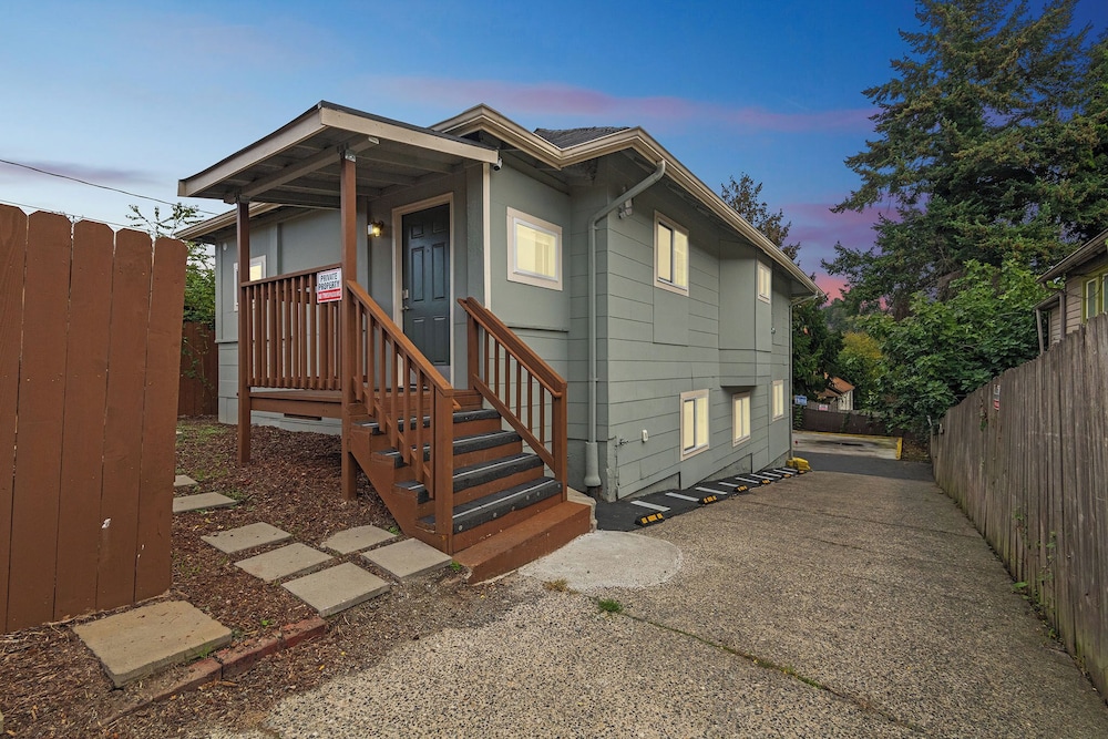 2 Mi to Lumen Field! 2nd-floor Apartment w/ Deck