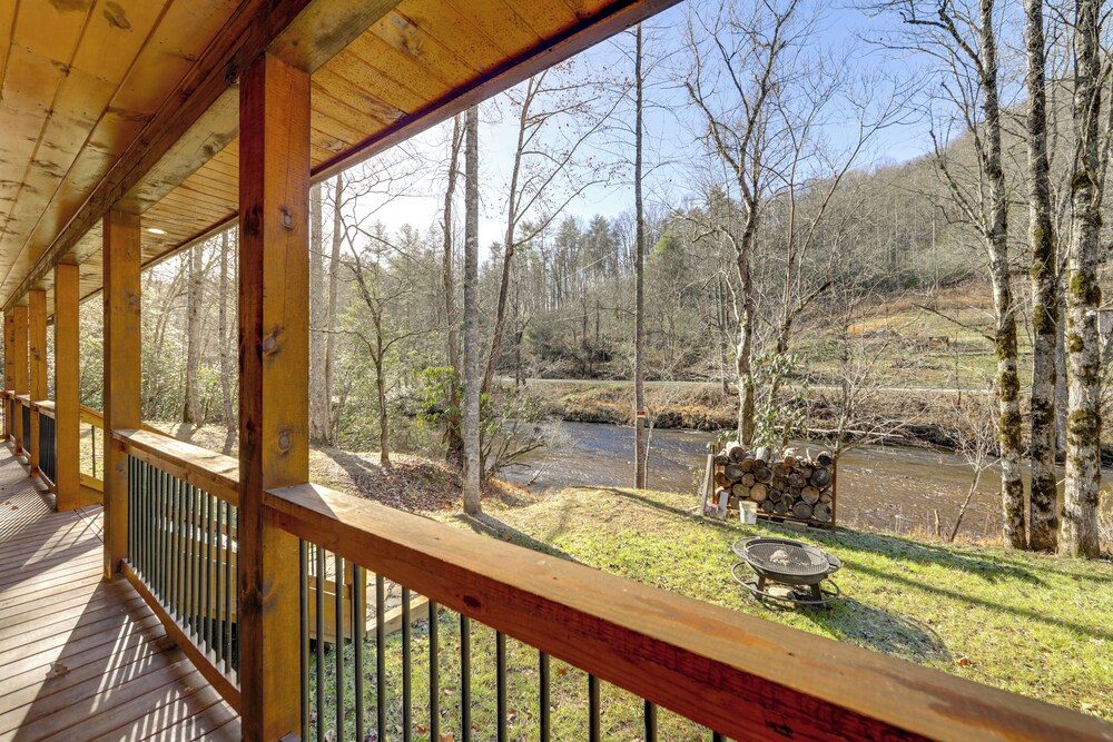 Riverfront Cabin w/ Mtn Views in Robbinsville