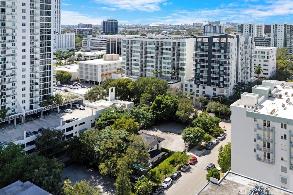 7BD Downtown Oasis Pool