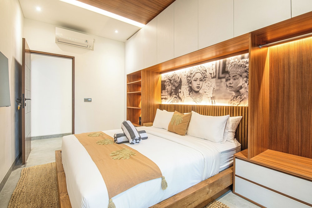 Enchanting 5BR Canggu Villa Moments to Sea