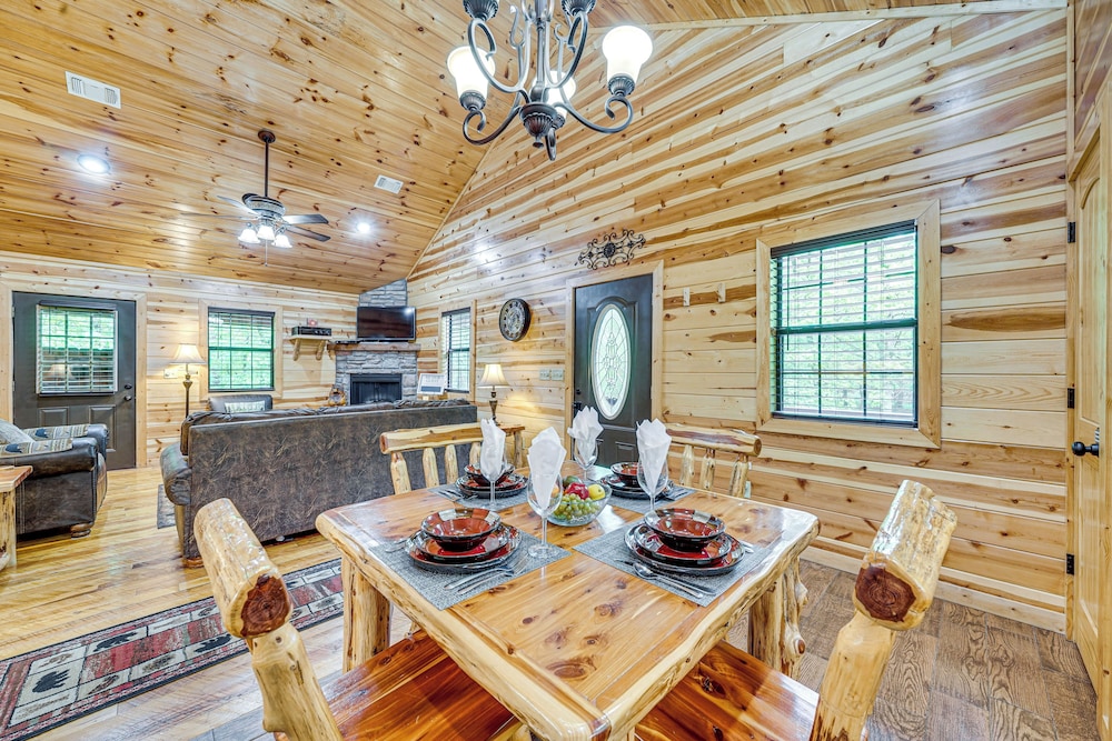 Private Hot Tub & Deck: Woodsy Broken Bow Retreat