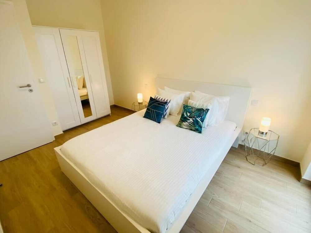 Luxury 2023 Flat in city center. Parking view 2
