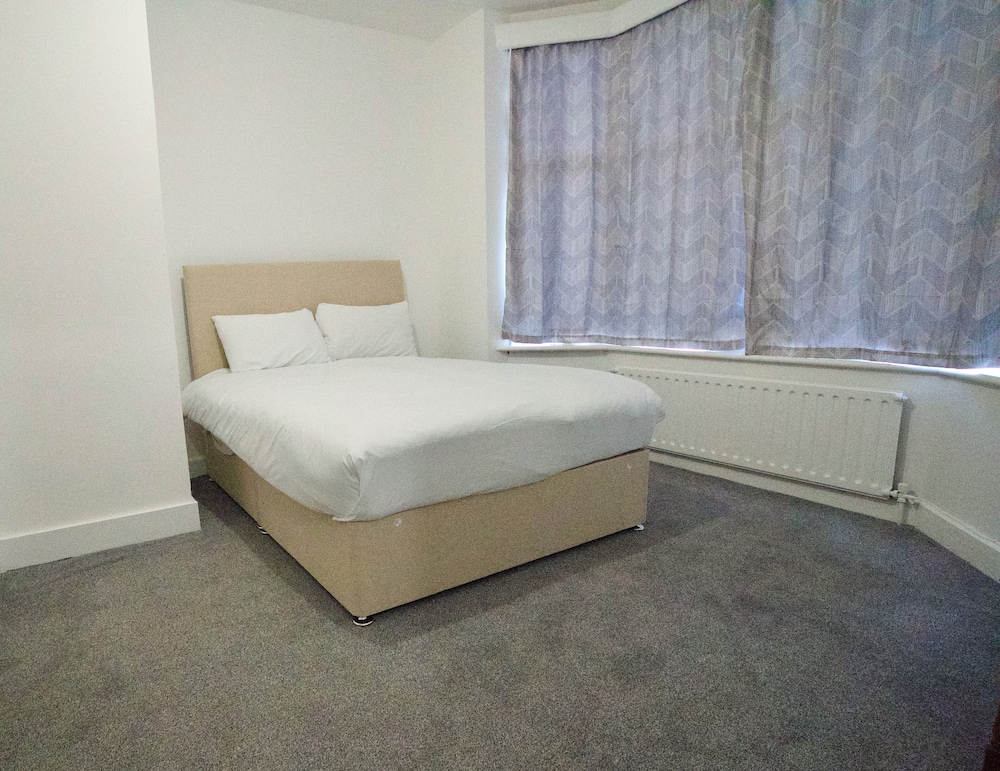 Horley Vacations - Gatwick Birchwood Lodge - Property Image 20