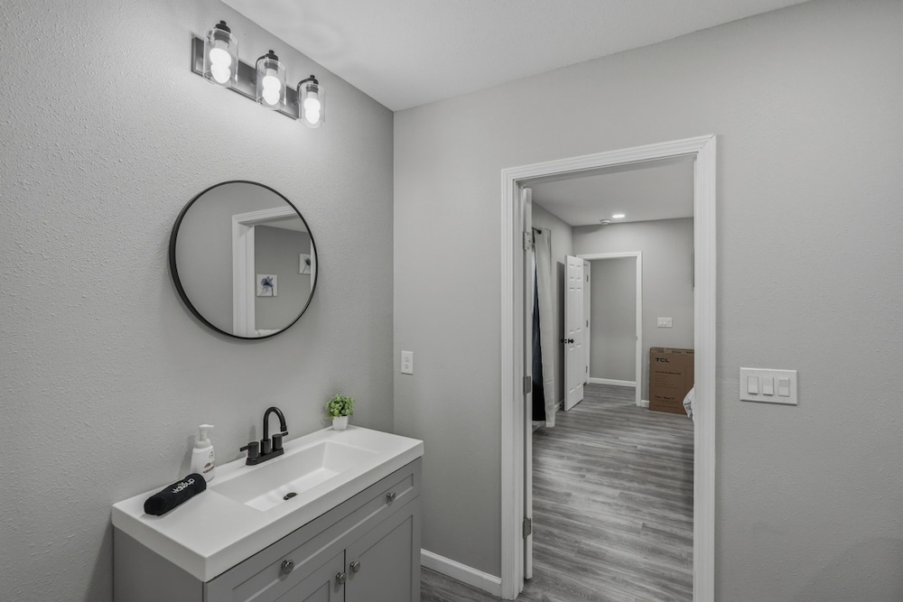Spacious 3BR Retreat Near Downtown River Walk