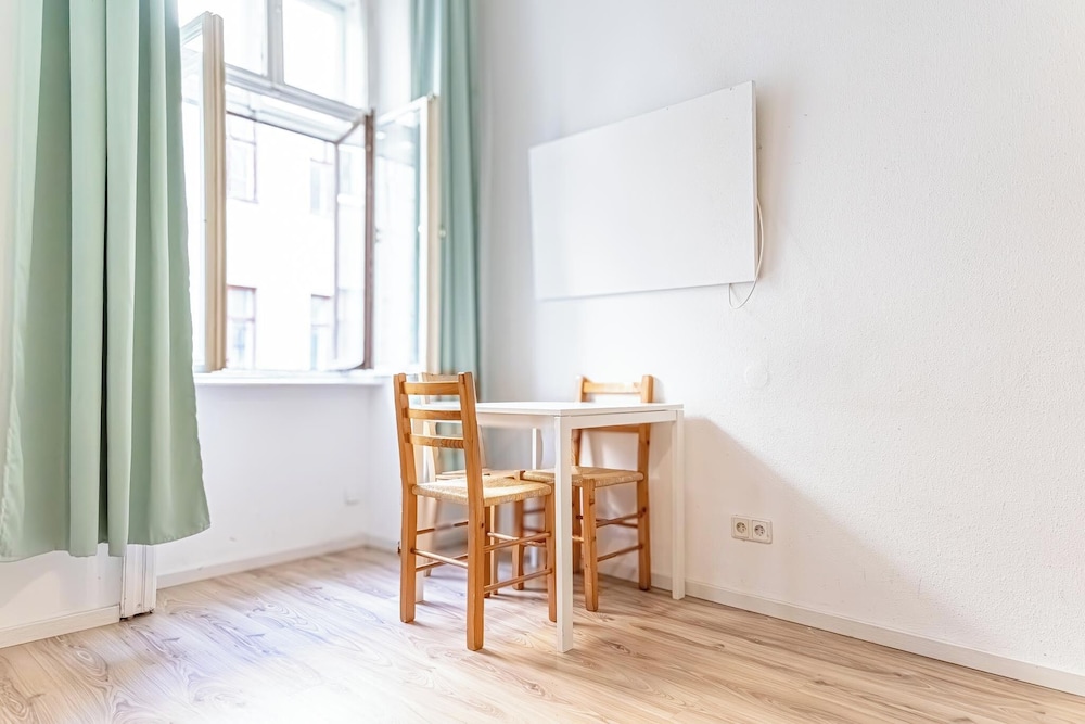 Simple 1BR Apt Long Stay Near Belvedere