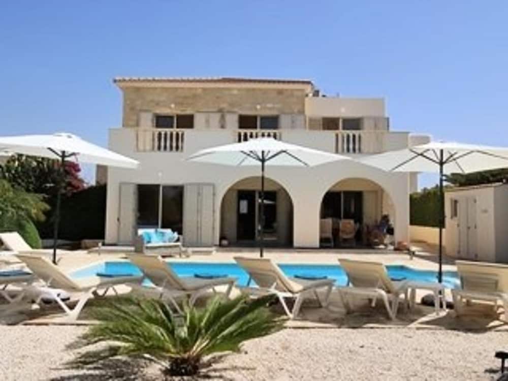 Sunset Villa Retreat in Agios Georgios