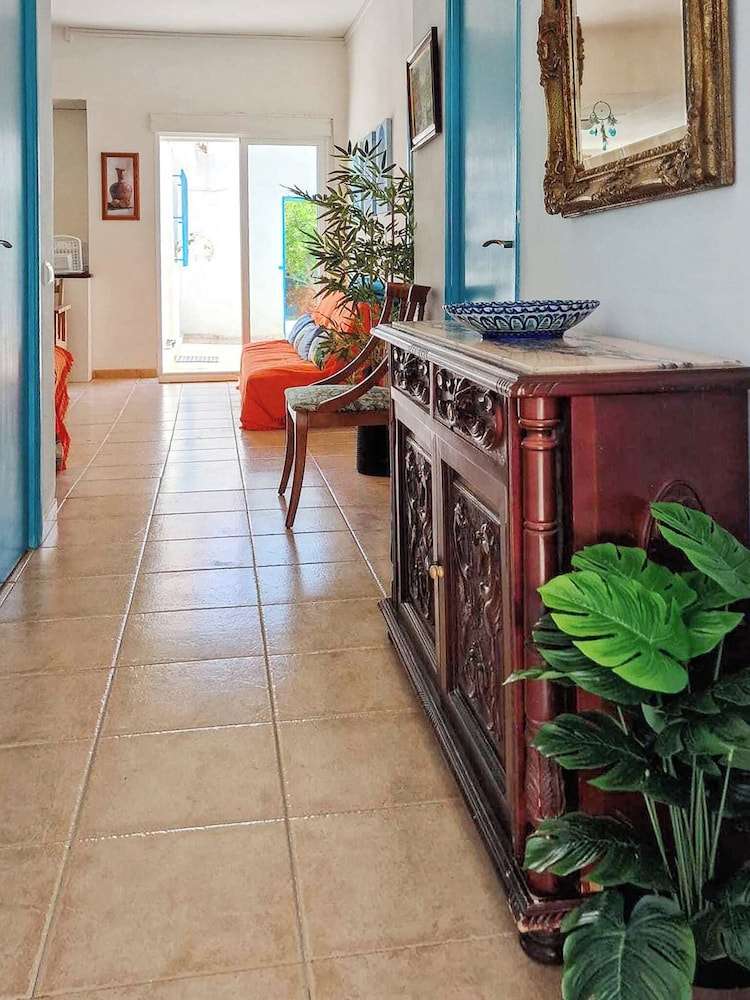 House With Exclusive Pool and Garden 7 min Walk From the Beach and the Center