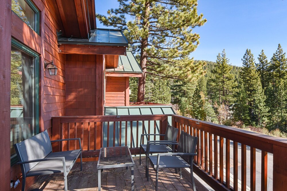 Mountain Bear Lodge view 3