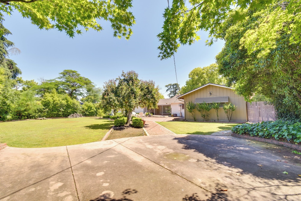 8 Mi to Dtwn: Spacious Home w/ Fire Pit in Fresno!