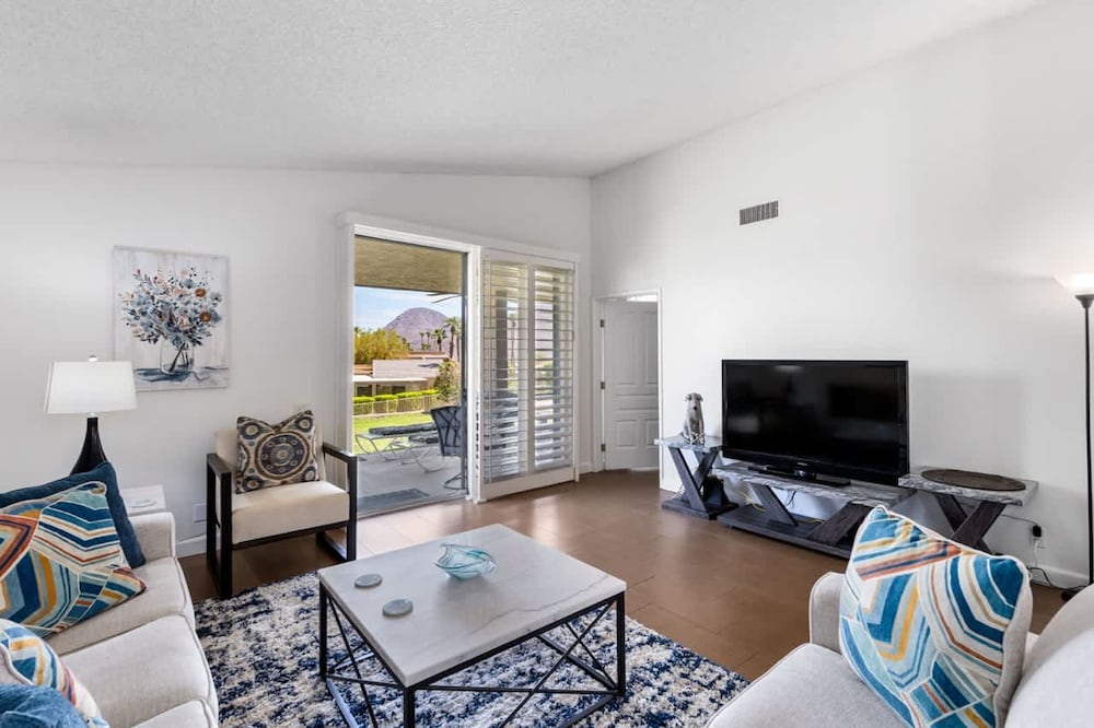 Desert Flower- Ironwood CC Condo Pool Spa