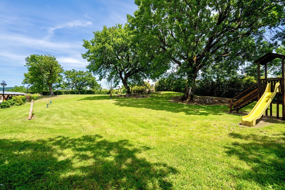 Residence with swimming pool in Sorano view 5
