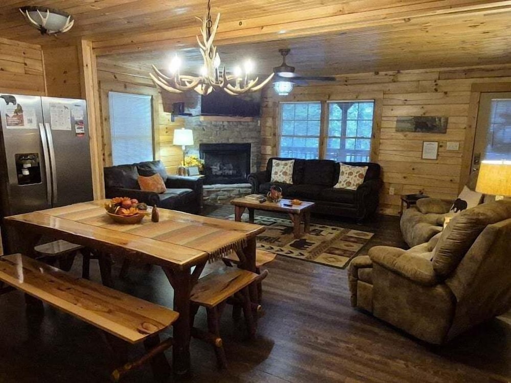 Black Bear Retreat 2 Beds! 2 Bedroom Cabin