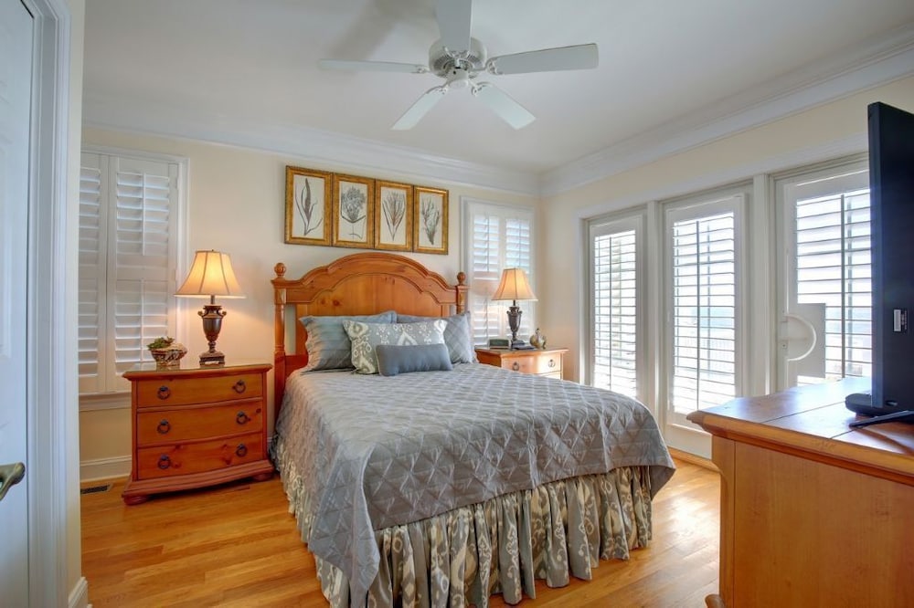 The Seventh Day 6 Bedroom Home by RedAwning