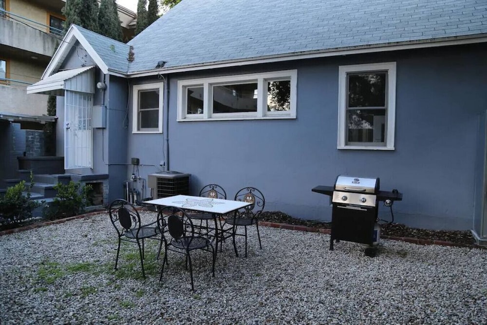 Updated 2BR House in Glendale With Private Fenced Yard Parking p2