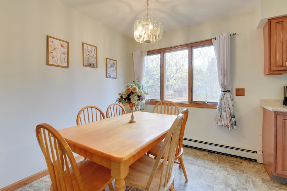 15 Mi to Cochran's Ski Area: Cozy Home w/ Yard!