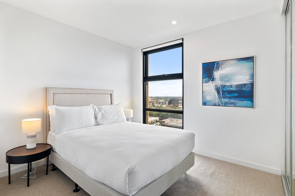 Renovated 2-bed Apartment With Balcony
