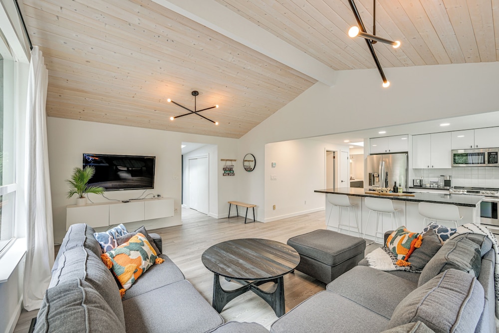 Walk to Lake: Anderson Island Escape w/ Fire Pit