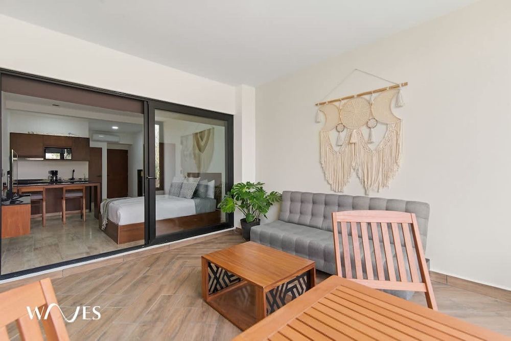 Spacious Loft w Garden View Pool Jacuzzi GYM