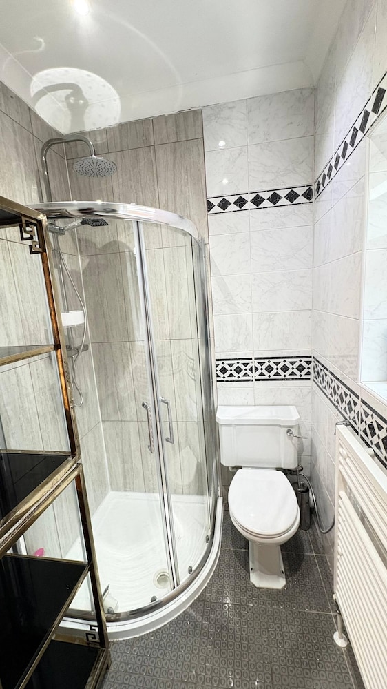 Luxurious West London Retreat With Hot Tubs & Easy Access to Central London