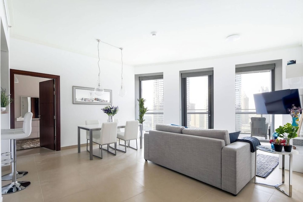 Spectacular 2BR in Beautiful Burj Vista!
