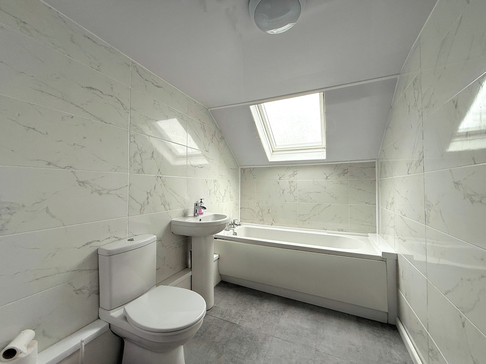 Spacious 6BR Property with Parking