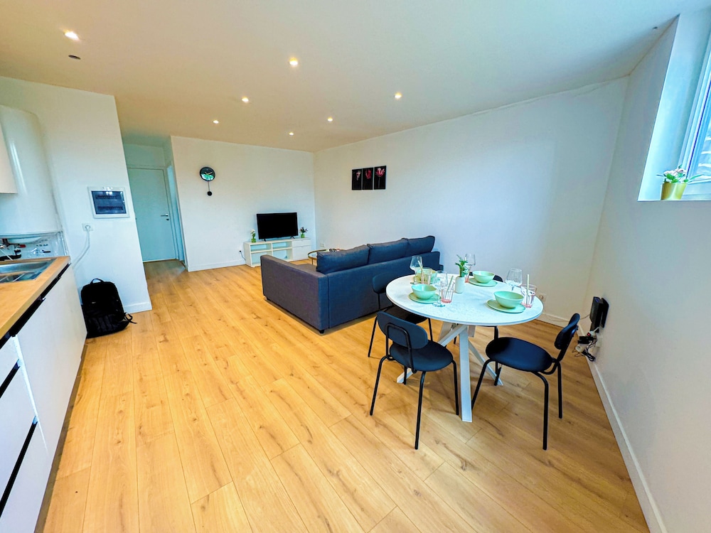 Cozy 1BR With Living Room Near City