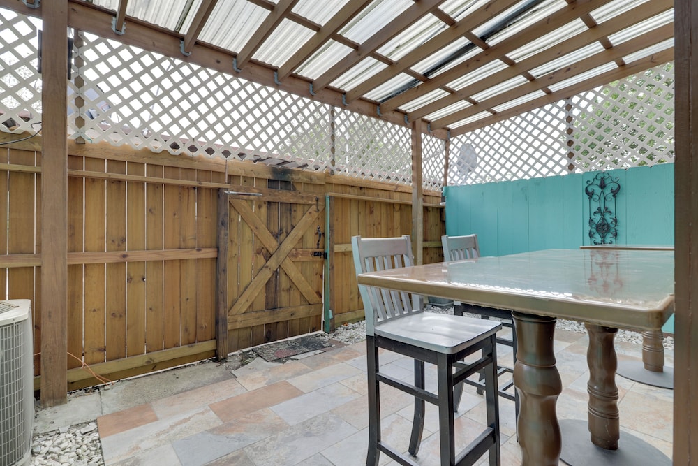 Houston Townhome 4 Mi to Airport: Central Location